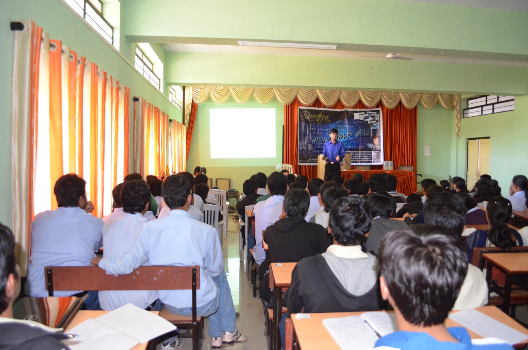 Dinesh Modi teaching during a Weave Your Web workshop
