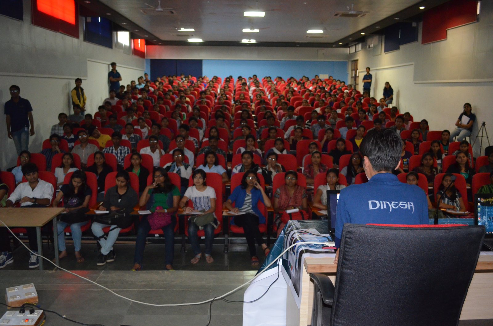Dinesh Modi leading a Weave Your Web workshop in a full auditorium